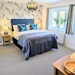 Holiday home Coastal Whisper Sleeps 10 With Parking