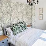 Holiday home Coastal Whisper Sleeps 10 With Parking