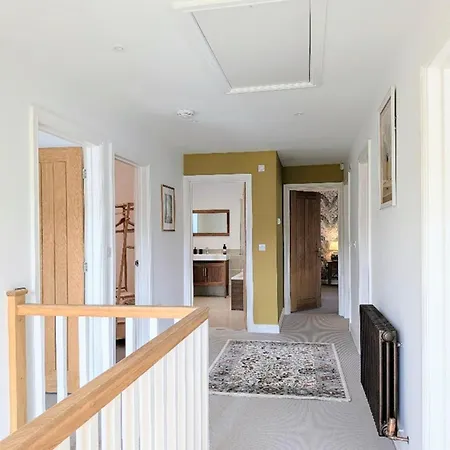 Coastal Whisper Sleeps 10 With Parking 度假居