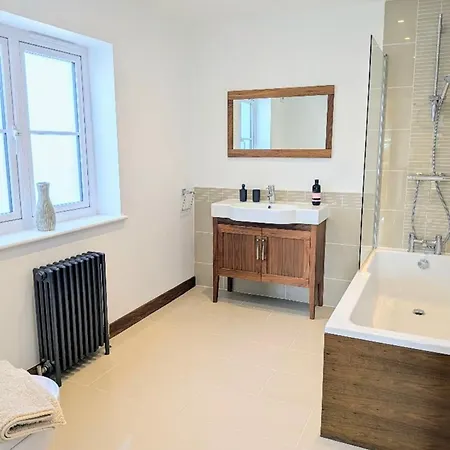 Coastal Whisper Sleeps 10 With Parking 度假居