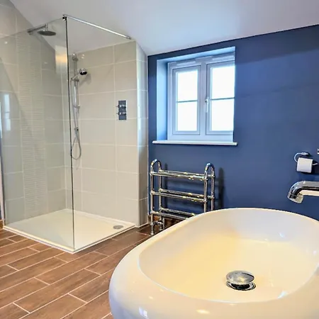 Coastal Whisper Sleeps 10 With Parking 度假居 *