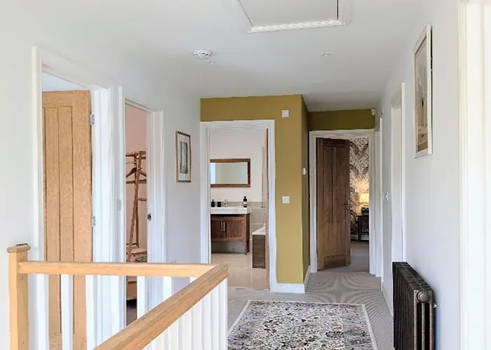 Coastal Whisper Sleeps 10 With Parking 度假居