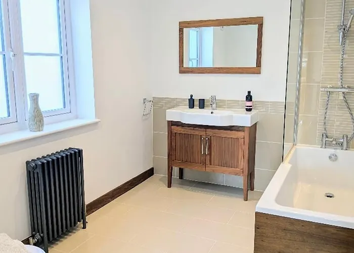 Coastal Whisper Sleeps 10 With Parking 度假居