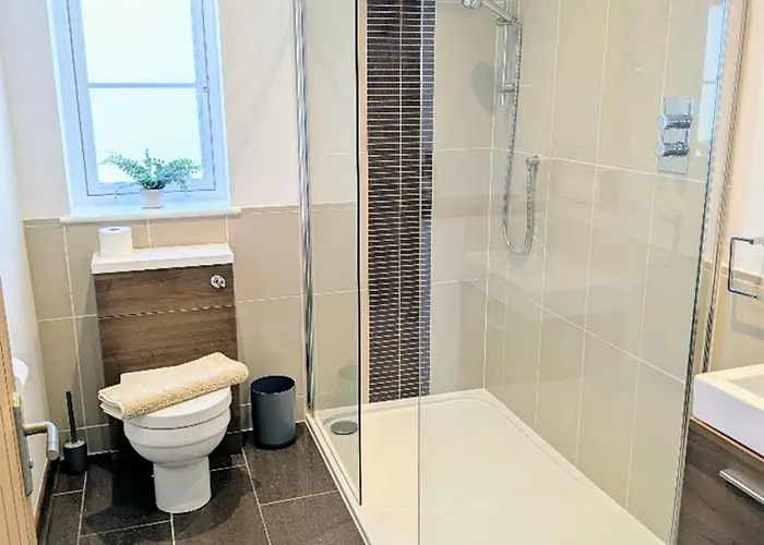 Coastal Whisper Sleeps 10 With Parking 度假居