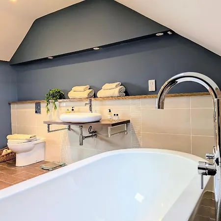 Coastal Whisper Sleeps 10 With Parking