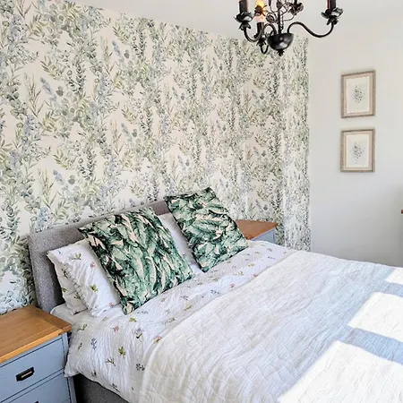 Nyaraló Coastal Whisper Sleeps 10 With Parking