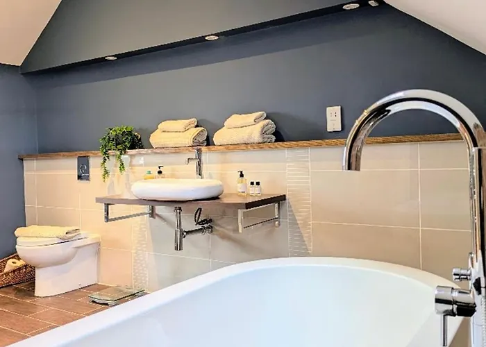 Coastal Whisper Sleeps 10 With Parking