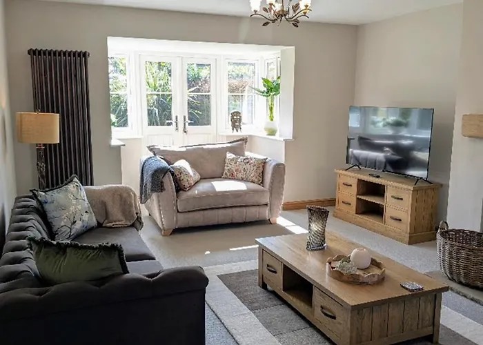 Coastal Whisper Sleeps 10 With Parking